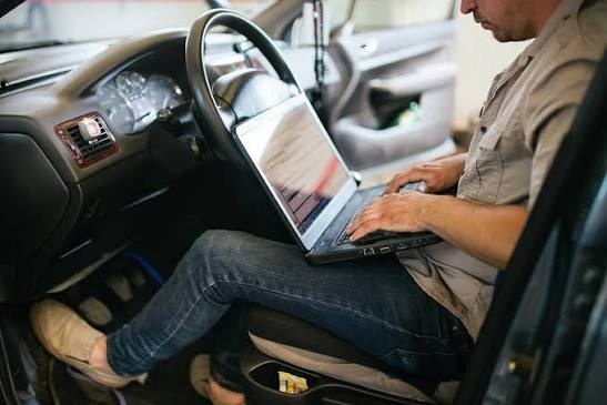 Tablet z oprogramowaniem diagnostycznym podłączony do gniazda OBD auta